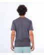 Hombre con camiseta de manga corta Hurley EVD Explore Mountain Man gris posterior