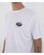 Detalle del gráfico pequeño en el pecho de la camiseta Hurley Floatin blanca para hombre