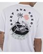 Primer plano del gráfico trasero de la camiseta Hurley Floatin blanca con esqueleto flotando, palmera y mensaje “Surf and Enjoy”