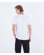 Hombre con camiseta de manga cortra Hurley H2O Dri Icon blanca posterior