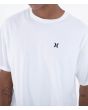 Hombre con camiseta básica de manga corta Hurley Icon Blanca logo serigrafiado en color negro