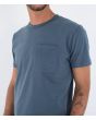Hombre con Camiseta de manga corta con bolsillo Hurley Low Tide Pocket Azul Submarine bordado logo Icon