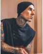 Primer plano de Travis Barker luciendo la camiseta Live Fast Muscle negra