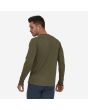Hombre con Camiseta interior térmica de manga larga Patagonia M's Capilene Midweight Crew verde posterior