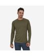 Hombre con Camiseta interior térmica de manga larga Patagonia M's Capilene Midweight Crew verde 