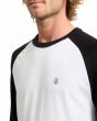 Hombre con camiseta de manga larga Volcom Pen Negra serigrafía Stone