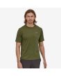 Hombre con Camiseta de manga corta Patagonia Capilene Cool Daily Graphic verde militar