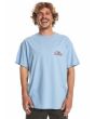 Hombre con camiseta orgánica de manga corta Quiksilver Take Us Back Logo Hydrangea frontal