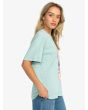 Mujer con camiseta oversize de manga corta Roxy Girl Need Love A Azul lateral 