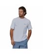 Hombre con Camiseta de manga corta Patagonia Boardshort Logo Pocket Responsibili-Tee Blanca frontal