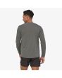 Hombre con camiseta de manga larga Patagonia Capilene Cool Trail gris posterior