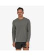 Hombre con camiseta de manga larga Patagonia Capilene Cool Trail gris