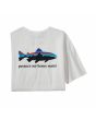 Camiseta orgánica para hombre Patagonia Home Water Trout blanca doblada mostrando gráfico trucha y mensaje ecológico