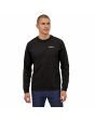 Hombre con Camiseta de manga larga Patagonia M's LS P-6 Logo Responsibili-Tee Negra frontal