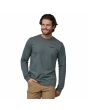 Hombre con Camiseta de manga larga Patagonia M's LS P-6 Logo Responsibili-Tee Verde frontal