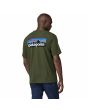 Hombre con Camiseta orgánica de manga corta Patagonia M's P-6 Logo Responsibili-Tee Verde Pino