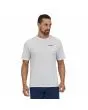 Hombre con camiseta de manga corta Patagonia P-6 Logo Responsibili-Tee Blanca frontal