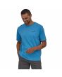 Hombre con camiseta orgánica de manga corta Patagonia P-6 Mission Organic Anacapa Blue Azul Cian frontal