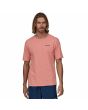 Hombre con Camiseta Orgánica de manga corta Patagonia Men's P-6 Mission Organic rosa frontal 