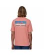 Hombre con Camiseta Orgánica de manga corta Patagonia Men's P-6 Mission Organic rosa