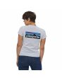 Mujer con camiseta de manga corta Patagonia Women's P-6 Logo Responsibili-tee Blanca