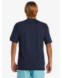 Hombre con camiseta anti-abrasión Quiksilver Everyday con protección solar UPF 50 Azul Marino Oscuro posterior