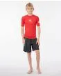 Chico con Camiseta de protección solar de manga corta Rip Curl Corp UV Boys roja frontal