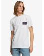 Hombre con camiseta de Manga Corta Quiksilver Return To The Moon blanca frontal derecha