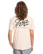 Hombre con Camiseta de manga corta Quiksilver Slow Mover Almond Cream rosa salmón posterior