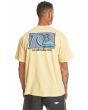 Hombre con camiseta orgánica oversize de manga corta Quiksilver Take Us Back Bubble Amarilla