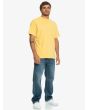 Hombre con Camiseta de manga corta Quiksilver The Natural Dye Amarilla corte amplio