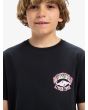 Niño con camiseta Ev Times Up Quiksilver negra detalle gráfico frontal