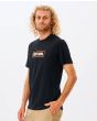 Hombre con camiseta orgánica de manga corta Rip Curl Big Mumma Icon negra lateral