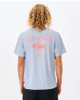 Hombre con camiseta surfera de manga corta Rip Curl Fade Out Icon azul posterior