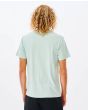 Hombre con camiseta de manga corta Rip Curl Fill Me Up verde menta espalda