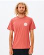 Hombre con camiseta orgánica de manga corta Rip Curl Wetsuit Icon roja