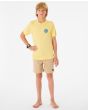 Niño con camiseta surfera de manga corta Rip Curl Wetsuit Icon amarillo manteca frontal