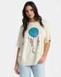 Mujer con camiseta oversize de manga corta RVCA No Bounds blanca 