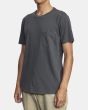 Hombre con camiseta de manga corta con bolsillo RVCA PTC 2 Pigment negra lateral