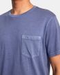 Hombre con camiseta de manga corta con bolsillo RVCA PTC 2 Pigment azul detalle