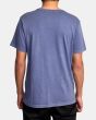 Hombre con camiseta de manga corta con bolsillo RVCA PTC 2 Pigment azul posterior