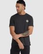 Hombre con camiseta orgánica de manga corta RVCA Toro negra frontal