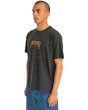Hombre con camiseta orgánica de manga corta RVCA Unearthed Negra izquierda