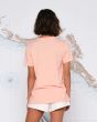Mujer con camiseta de manga corta Salty Crew Stay Glassy Boyfriend tono salmón espalda