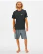 Hombre con Camiseta técnica de protección solar de manga corta Rip Curl Search Series UV negra frontal