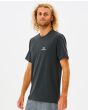 Hombre con Camiseta técnica de protección solar de manga corta Rip Curl Search Series UV negra lateral