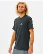 Hombre con Camiseta técnica de protección solar de manga corta Rip Curl Search Series UV negra lateral