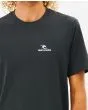 Hombre con Camiseta técnica de protección solar de manga corta Rip Curl Search Series UV negra logo