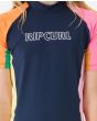 Niña con camiseta técnica de manga corta Rip Curl Day Break Rash Vest azul marino logo