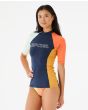 Mujer con Camiseta técnica de manga corta Rip Curl UPF 50+ Day Break Azul Marino lateral